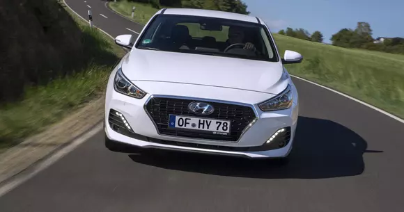 Hyundai i30 primește o restilizare discretă și motoare noi