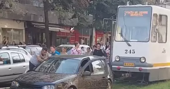 VIDEO: Ce a pățit un șofer care a intrat cu mașina pe șina de tramvai