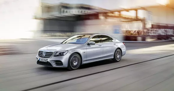 Debutează Mercedes-Benz S560e: plug-in hybrid de lux