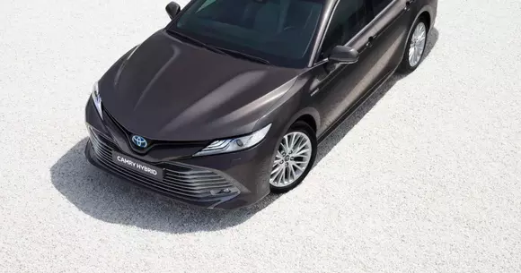 Toyota Camry a debutat în Europa și este exclusiv hibrid