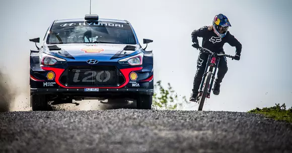 Hyundai i20 WRC versus bicicletă: o cursă inedită derulată în Portugalia