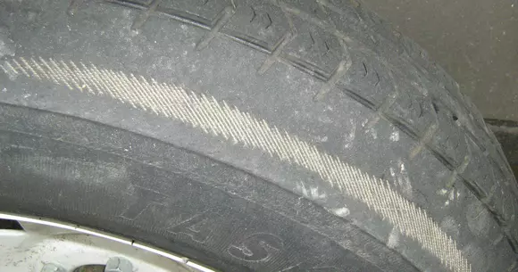 De ce trebuie să rotim anvelopele la schimbul periodic?