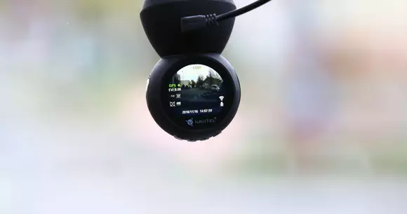 Navitel R1000: Probabil cea mai cool cameră video auto