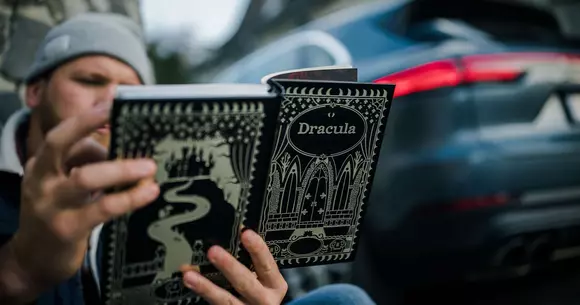 Porsche Cayenne S a pornit în urmărirea Contelui Dracula