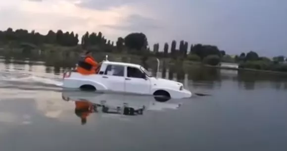 VIDEO: Papuc la apă! Dacia amfibie modificată de studenți