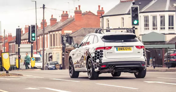 Jaguar Land Rover testează mașina care "vorbește" cu semafoarele