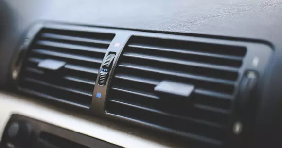 Ford vrea să scape de mirosul de "mașină nouă"