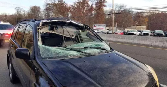 Un SUV a fost făcut daună totală de un cerb