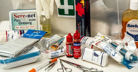 Ce trebuie să conțină o trusă sanitară auto?