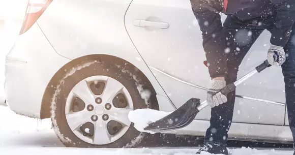 Kit de supravieţuire pe şosele: 6 lucruri esenţiale pe care să le ai la tine când pleci la drum pe vreme rea