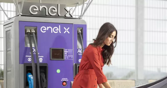 Enel face 2.500 de puncte de încărcare pentru mașini electrice în România