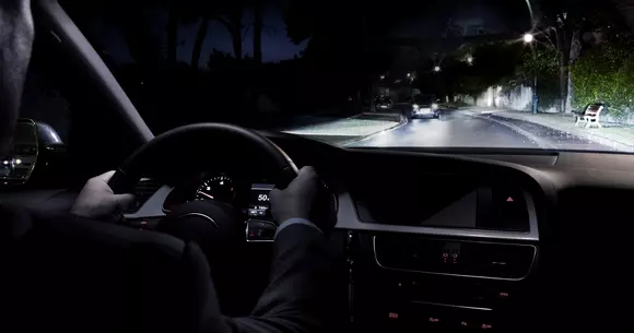 (P) De ce se recomandă înlocuirea becurilor auto în perechi?