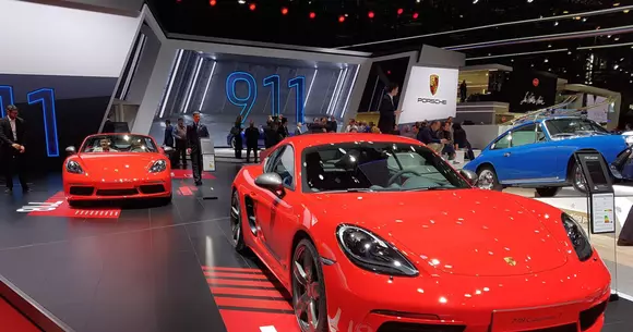 Noile versiuni Porsche 718 Cayman T și 718 Boxster T pun accent pe plăcerea condusului