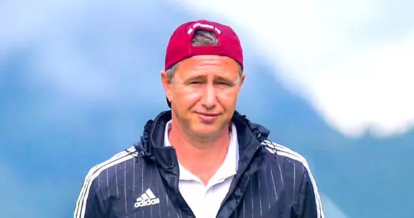 Ce mașină conduce Laurențiu Reghecampf?