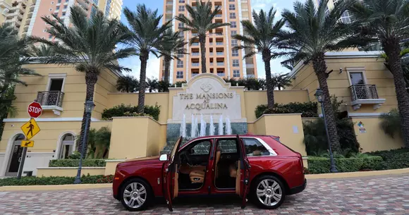 Opulență maximă: penthouse în Miami cu Rolls-Royce și Lamborghini cadou