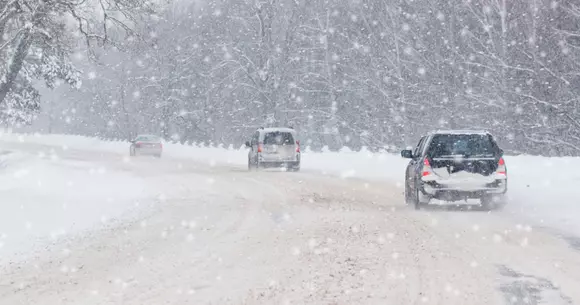 Pleci acasă de sărbători? 3 sfaturi care te vor ajuta să ciocnești șampania cu cei dragi, nu cu cei de la Poliția Rutieră (PUBLICITATE)