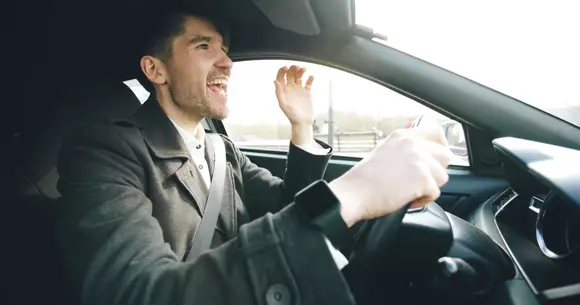 3 obiceiuri matinale care te ajută să începi ziua cu bine atunci când pleci cu mașina la drum (PUBLICITATE)