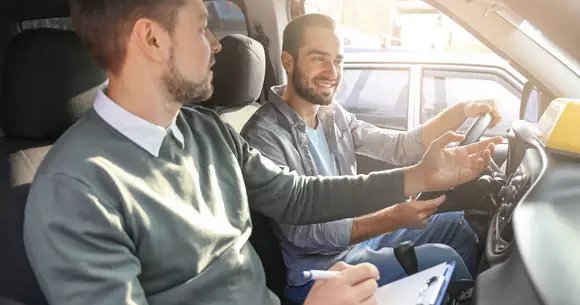 Tinerii din medii defavorizate pot urma gratuit școala de șoferi, mulțumită acestui ONG