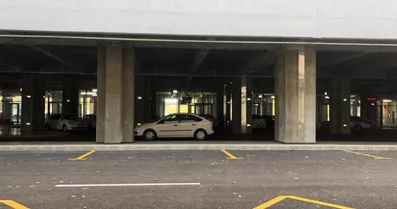 Șoferii evită Terminalul Străulești din cauza tarifului. Tot pe trotuar se parchează