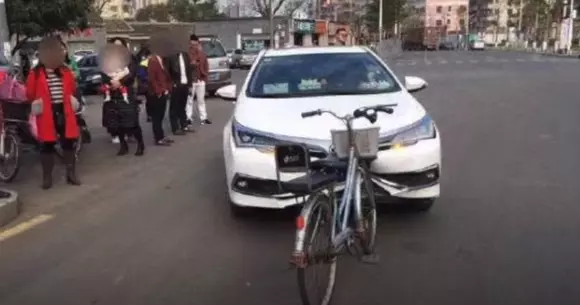Legile fizicii nu se aplică în China: o mașină a fost distrusă de o bicicletă