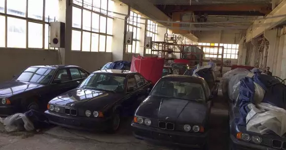 Găsite într-o hală din Bulgaria: 11 BMW Seria 5 E34 cu zero kilometri