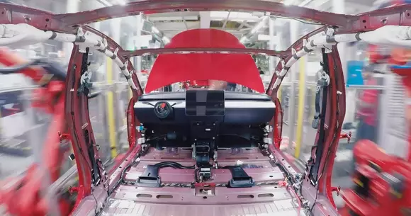 Cum se fabrică Tesla Model 3: afli totul în mai puțin de un minut!