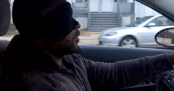 Provocare extrem de periculoasă: lumea conduce legată la ochi, ca în noul film al Sandrei Bullock