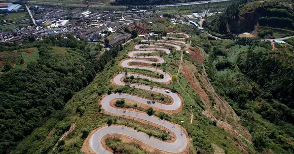 Două localități din China sunt conectate de o șosea spectaculoasă