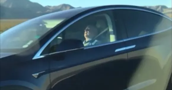 VIDEO: Filmat în timp ce dormea la volan