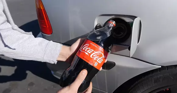 VIDEO: Ce se întâmplă dacă torni Coca-Cola în rezervorul mașinii