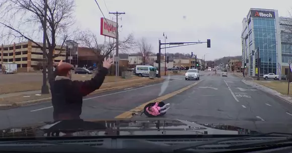 Filmat cu camera de bord: un copil a căzut din mașină în mijlocul străzii, cu tot cu scaun