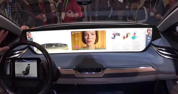 Așa arată cel mai mare display montat vreodată în interiorul unei mașini