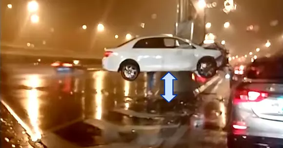 Accident inexplicabil: un șofer băut a rămas cu mașina suspendată pe un parapet