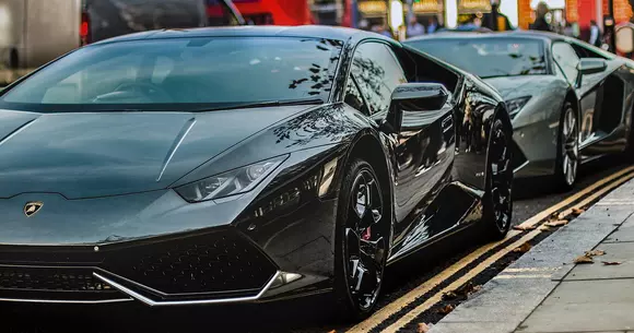 Lamborghini se inspiră de la Ferrari: împrumută modelul de producție al marilor rivali