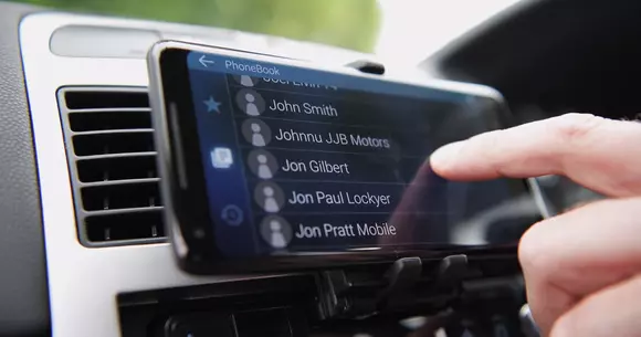 Acest sistem multimedia îți transformă smartphone-ul în display auto