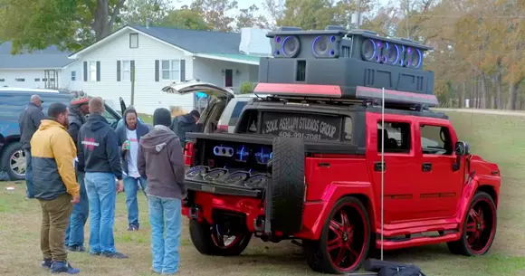 Club pe roți: boxele acestui Hummer se aud de la 5 km distanță