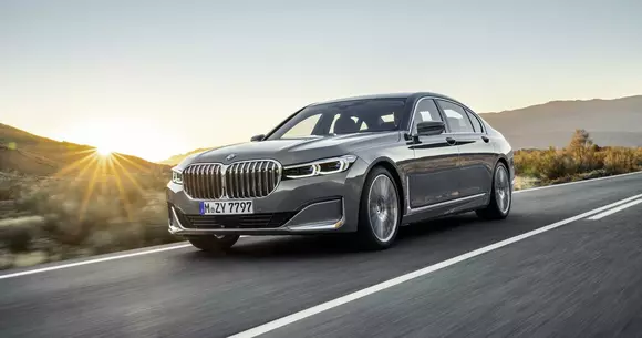 BMW Seria 7 facelift: Restilizare deloc discretă și motorizări noi