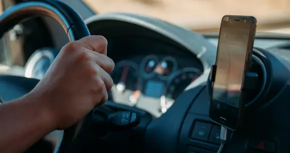 4 moduri în care poți să-ți conectezi telefonul mobil la mașină