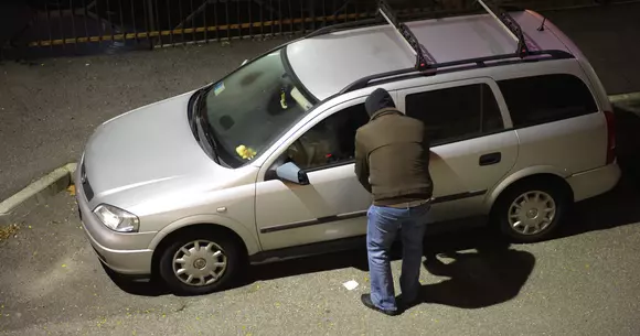 Vrei să-ți lași mașina pe mâna altcuiva? 6 măsuri de siguranță care te vor scăpa de teama hoților