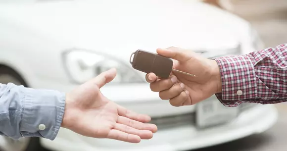 6 întrebări pe care ar trebui să le pui înainte să îți cumperi o mașină la mâna a doua