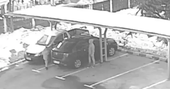 Peste 40 de mașini, vandalizate de doi copii. Cine plătește pagubele de 20.000 de lei?