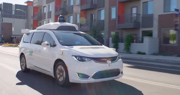 Îngroziți de mașinile autonome, locuitorii acestui oraș le bombardează cu pietre și le scot în afara șoselei