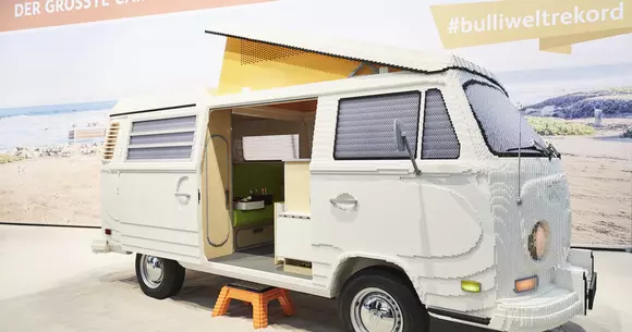 Cum arată clasicul Volkswagen T2 în varianta LEGO, construit din 400.000 de piese