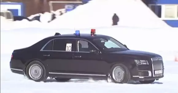 O altfel de cursă: șoferii Serviciului Federal de Securitate din Rusia s-au întrecut în drifturi