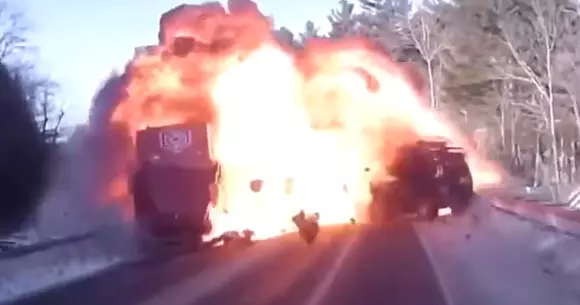 Accident exploziv: un adolescent a lovit rezervorul unui TIR