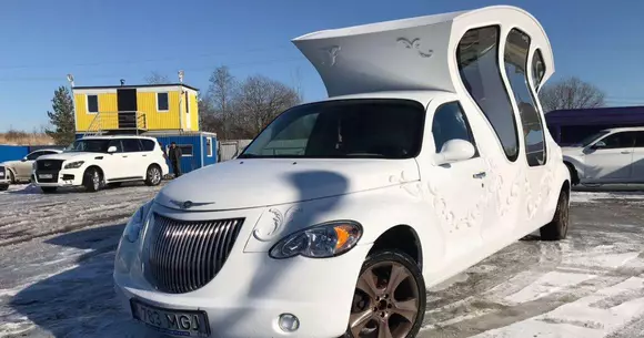 Acest Chrysler PT Cruiser duce opulența la un alt nivel