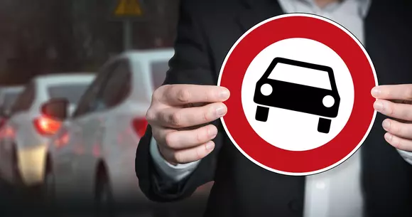 Sute de locuitori din Stuttgart au ieșit în stradă pentru a contesta interzicerea mașinilor diesel vechi