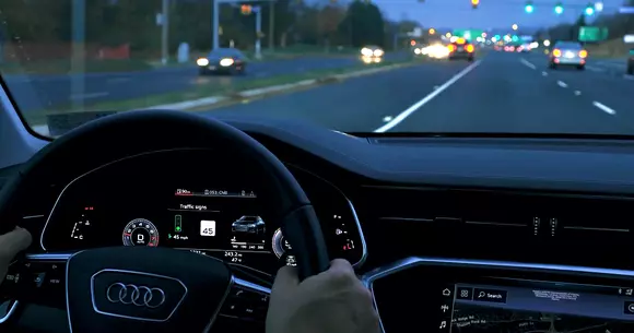 GLOSA, noul sistem Audi, îți spune cu ce viteză să circuli ca să prinzi verde la semafor