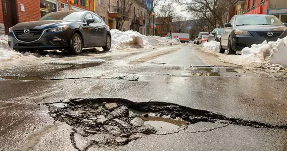 Un șofer român și-a distrus roțile într-o groapă, iar autoritățile chiar îl vor despăgubi