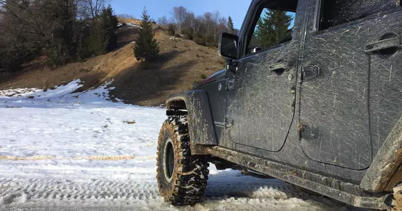 Ai poftă de adrenalină? Participă la Jeep Winter Tour 2019!